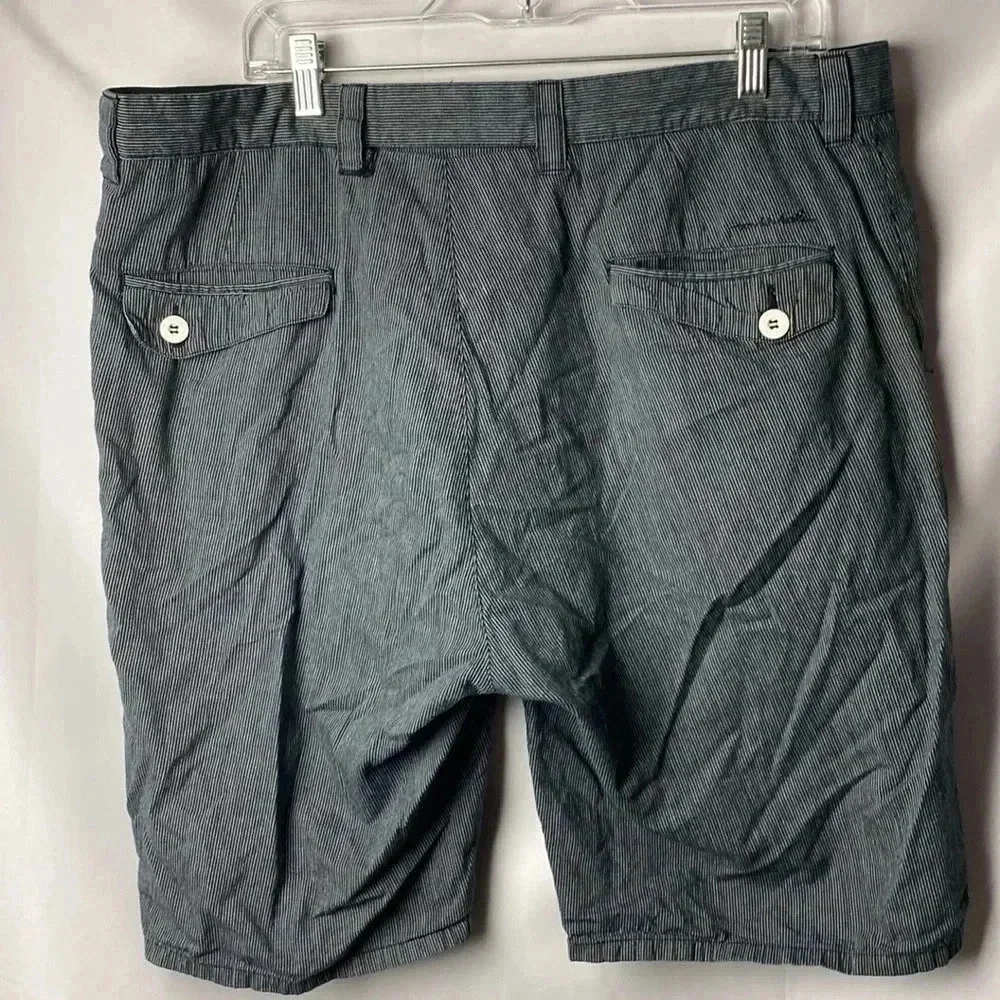 TRAVIS MATHEW SIZE 36 BLACK PIN STRIPE SHORTS 100% COTTON‎ GOOD CLEAN CONDITION